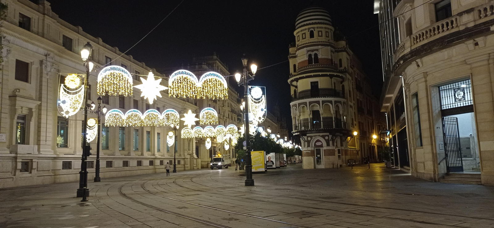 La iluminación de la Avenida de la Constitución encendida vista desde el Ayuntamiento de Sevilla.