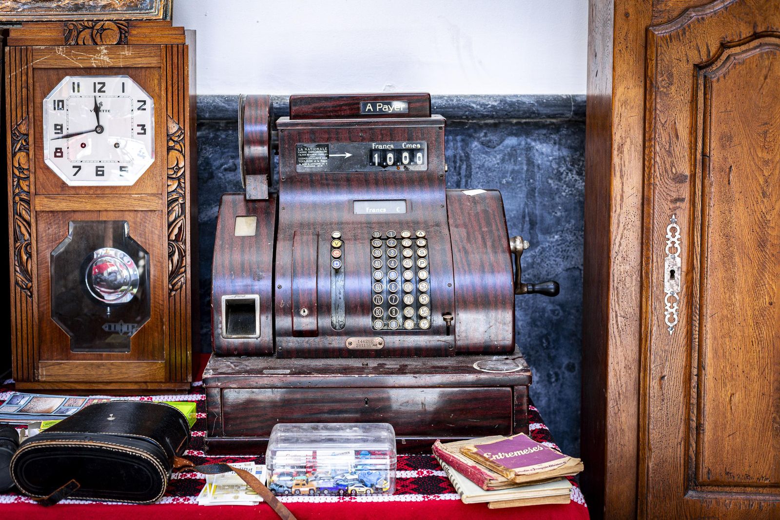 Imágenes del curioso mercadillo de antigüedades en el convento de Santo Domingo en Cádiz