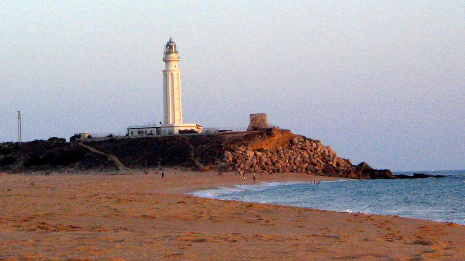 Restos de la torre de Trafalgar junto al faro en una foto de archivo