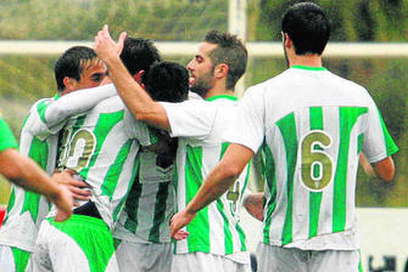 Los jugadores del Córdoba B se abrazan tras lograr un gol.