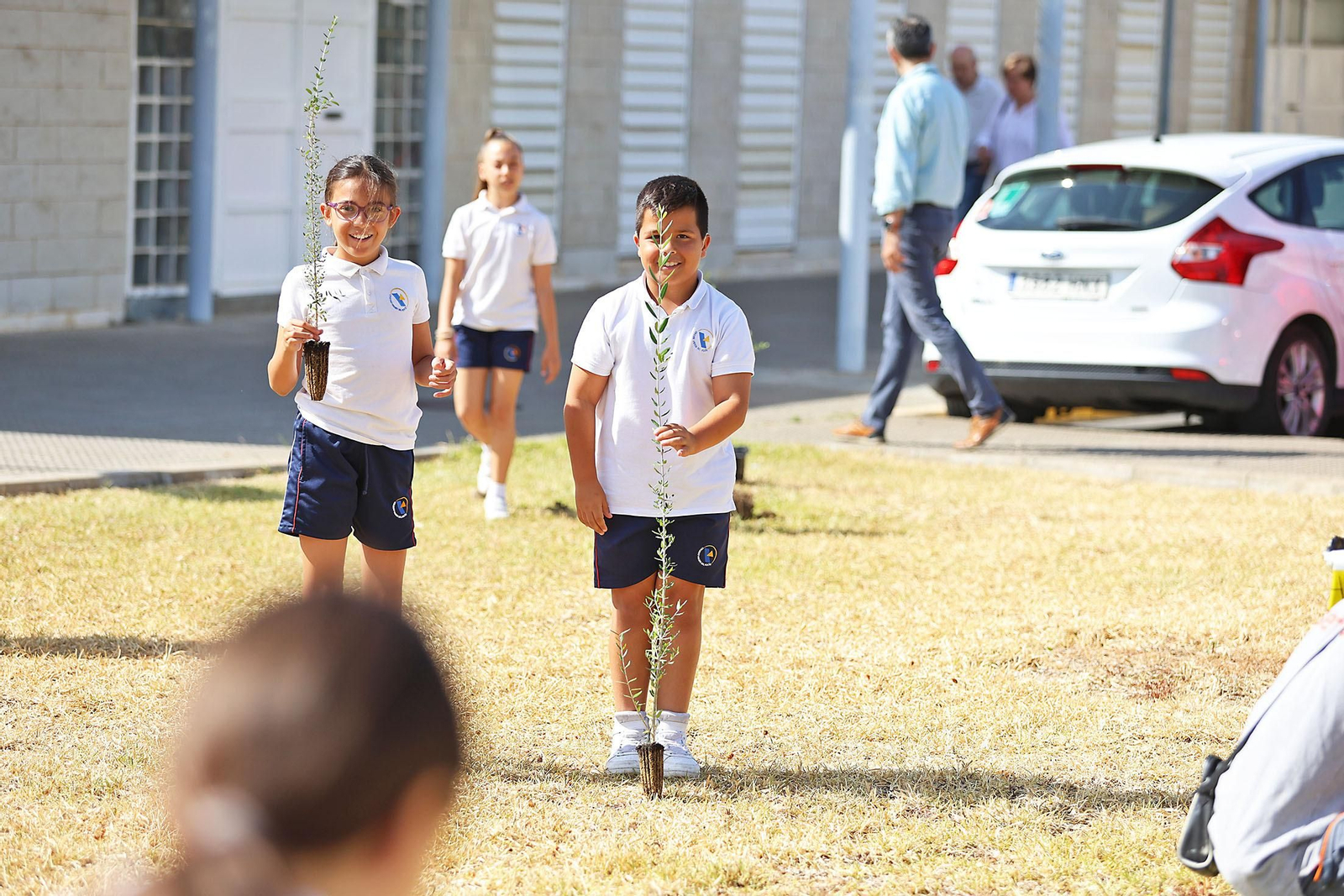 Los alumnos del colegio Virgen del Rocío realizan una plantación de arboles en el Hospital Juan Ramón Jiménez