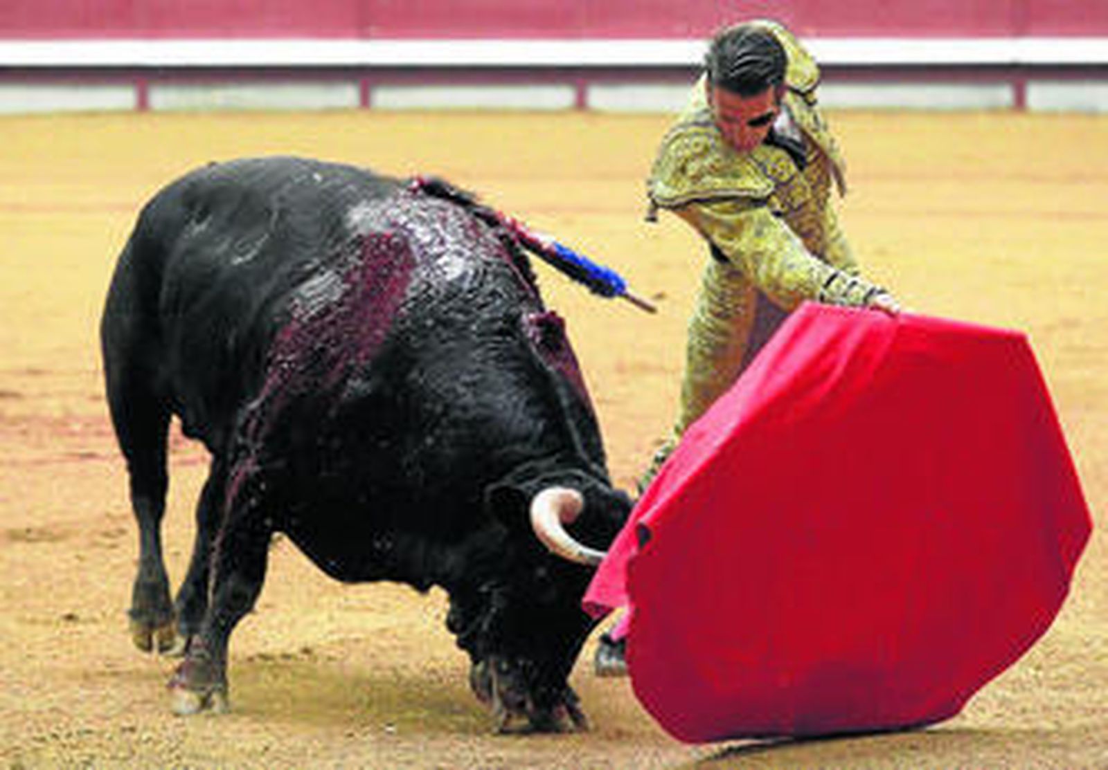 Un muletazo de Juan José Padilla en la tarde de ayer en Burgos en la que el jerezano cortó tres orejas y fue el triunfador de la cuarta de feria.