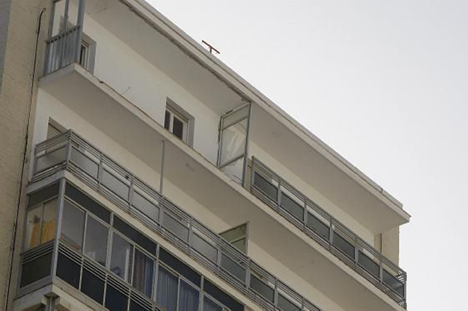 La noche de viento y lluvia se salda con múltiples destrozos en la capital. 

Foto: Jose Braza