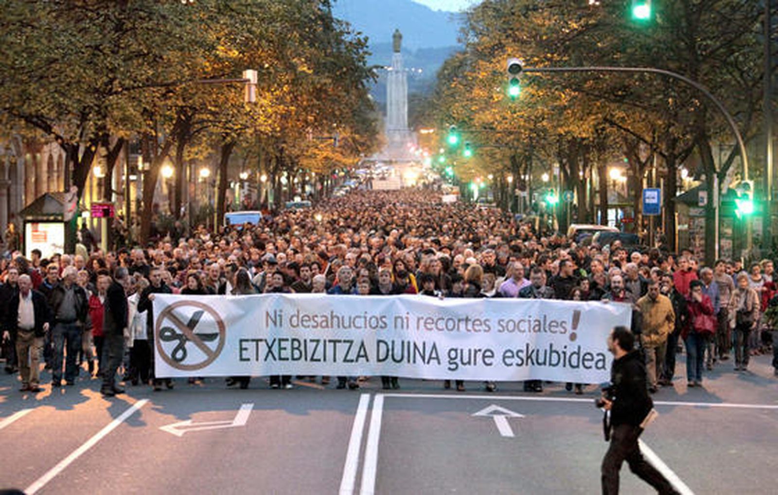 Miles de personas piden en Bilbao que no haya ni un desahucio más