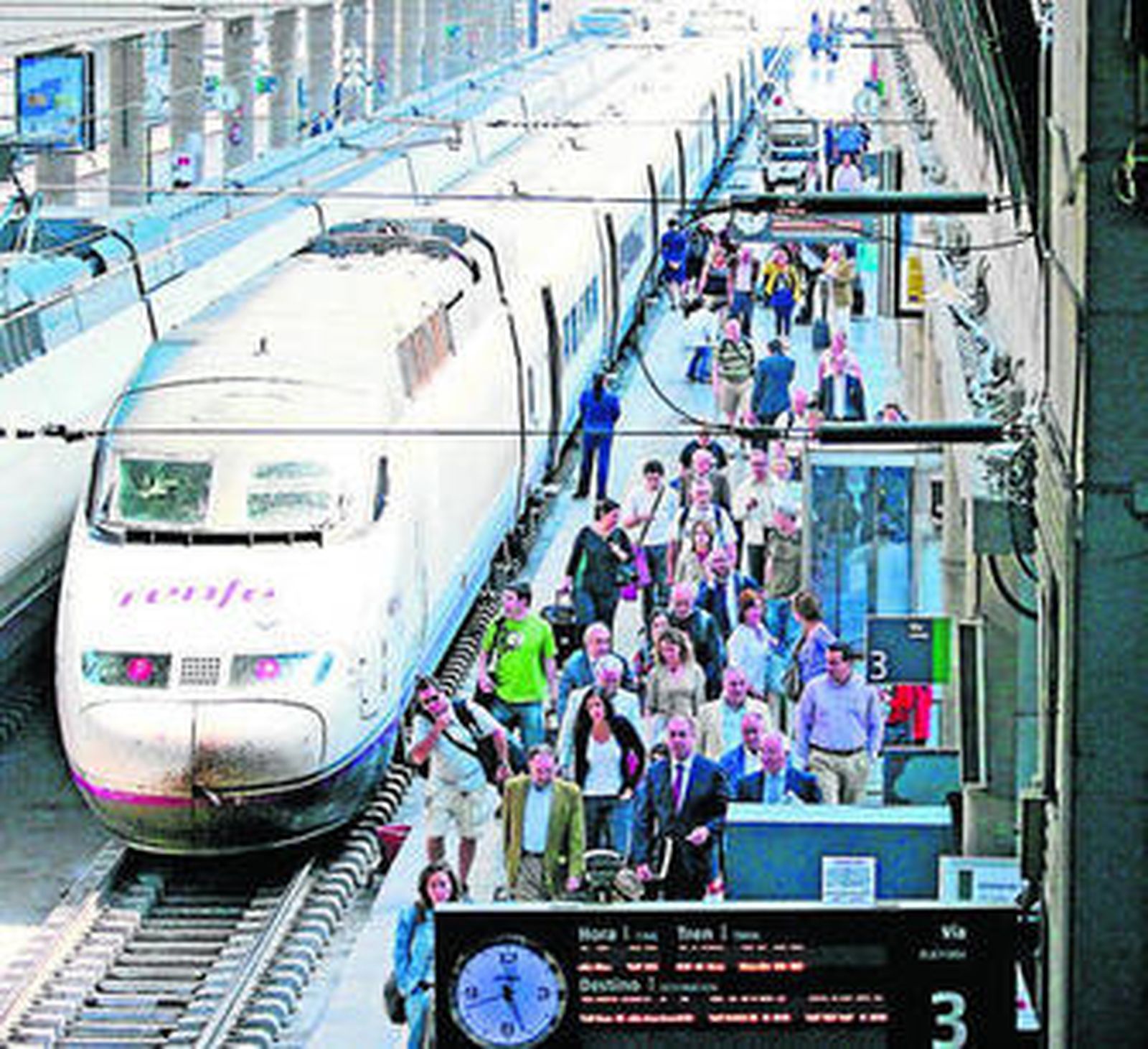 Viajeros de un tren de alta velocidad a su llegada a la estación de Santa Justa.