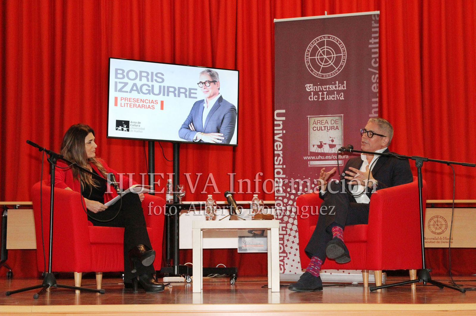 Boris Izaguirre presenta "Tiempo de Tormentas" en la Universidad de Huelva, en imágenes
