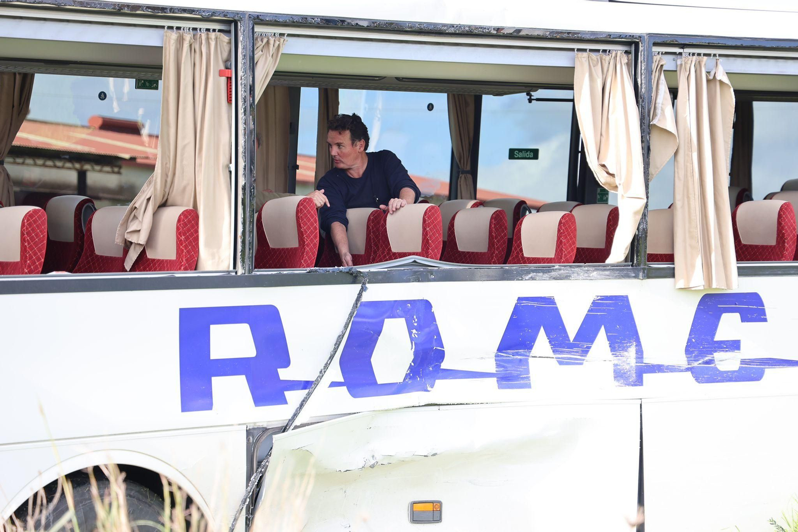 El accidente entre un autobús escolar y un camión en Gibraleón este jueves en imágenes