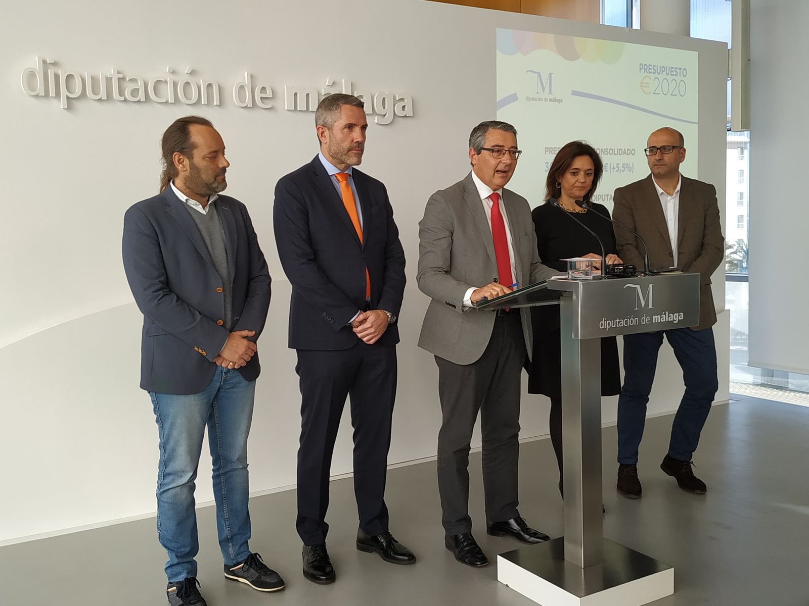 Francisco Salado, en el centro, durante la presentación del Presupuesto de la Diputación de Málaga para 2020.