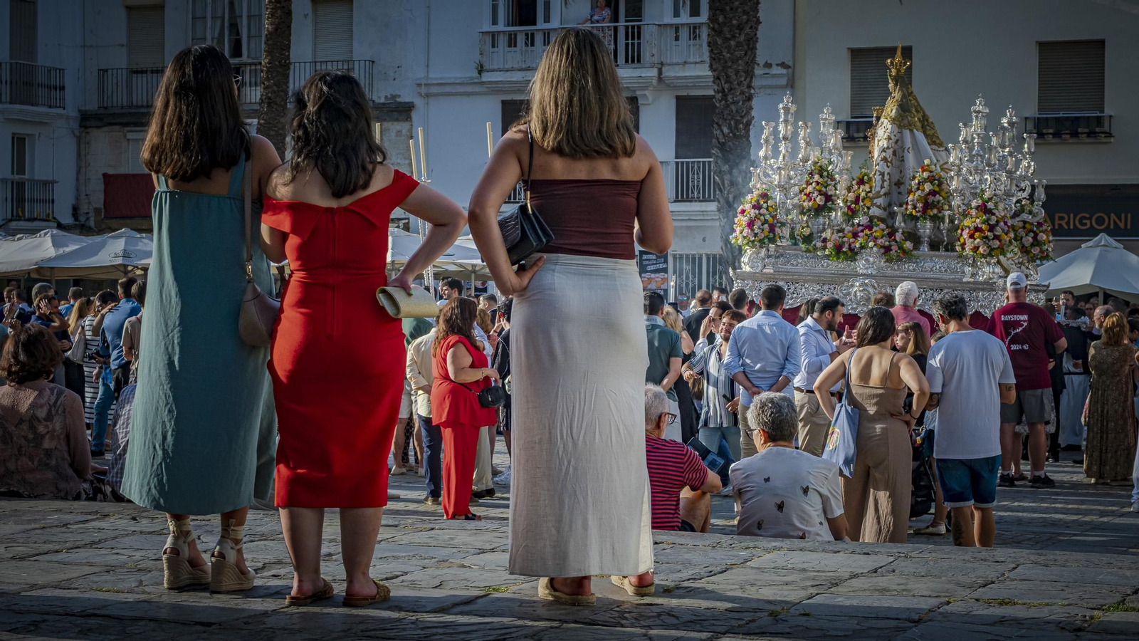 Ambiente previo al Corpus y Día del Orgullo en la Plaza de La catedral de Cádiz
