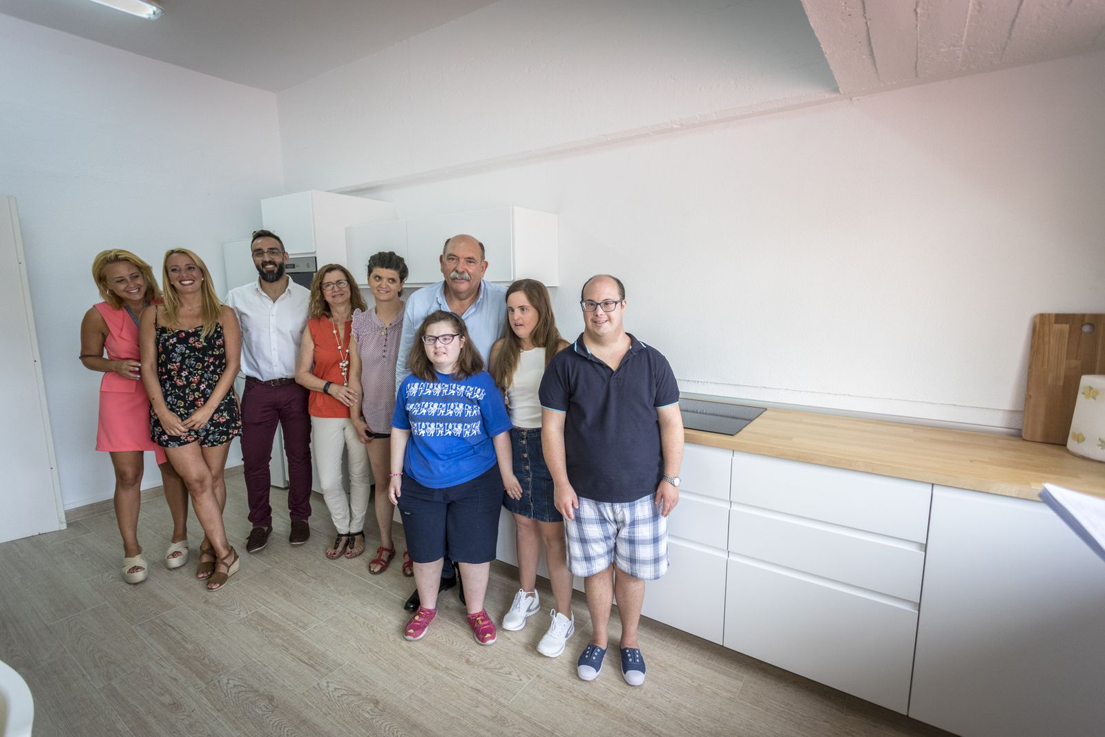 Miembros de la junta directiva de Aspademis con las responsables del Programa y algunos usuarios junto al responsable de Pekes Benéfico.