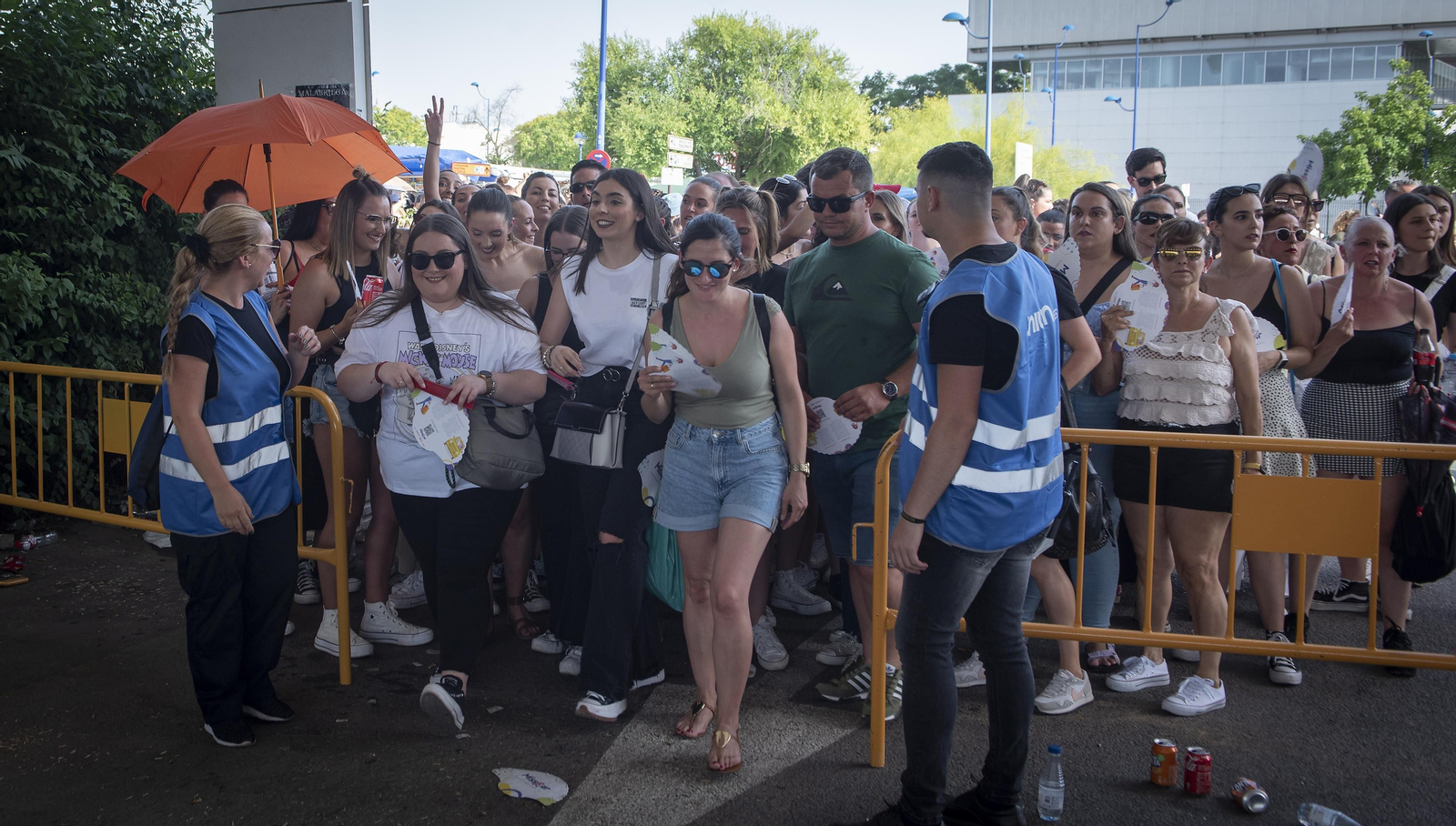 Calor y buen ambiente en la entrada del concierto de Manuel Carrasco