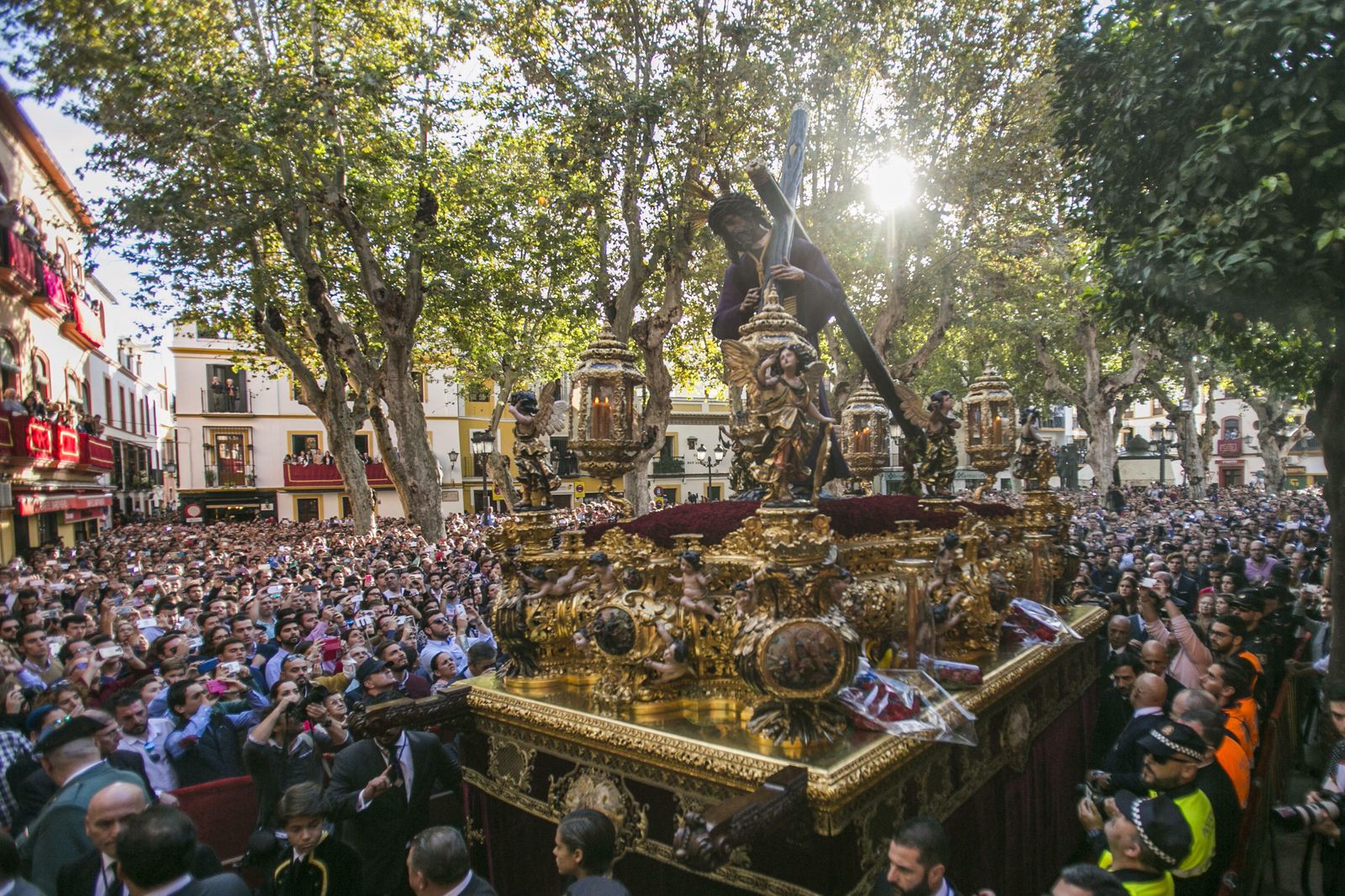El Señor del Gran Poder en la Plaza de San Lorenzo.