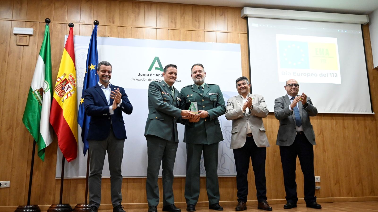 Enterga del reconocimeinto a su labor a operarios que estuvieron en el desalojo de Cueva de la Mora.