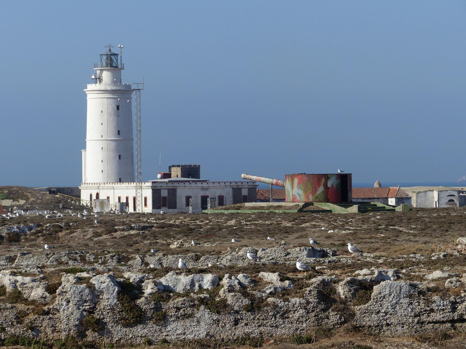 El Faro de Tarifa  y sus viviendas anexas, en la isla de Las Palomas.