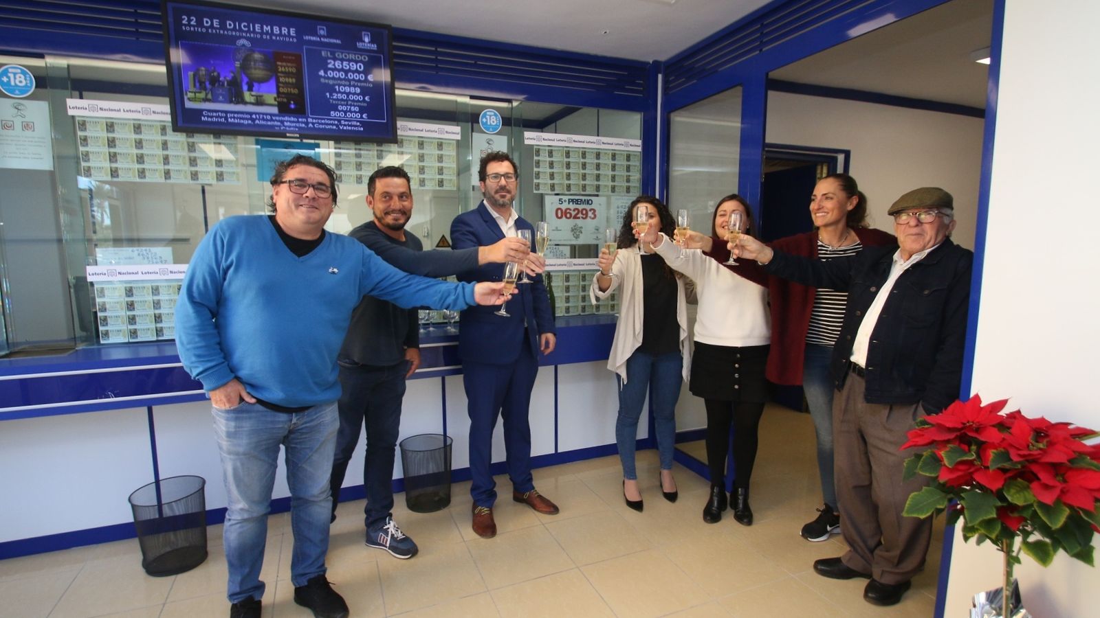 La administración ‘El Indalo’, en Roquetas de Mar, celebra el premio que más dinero ha dejado en la provincia.