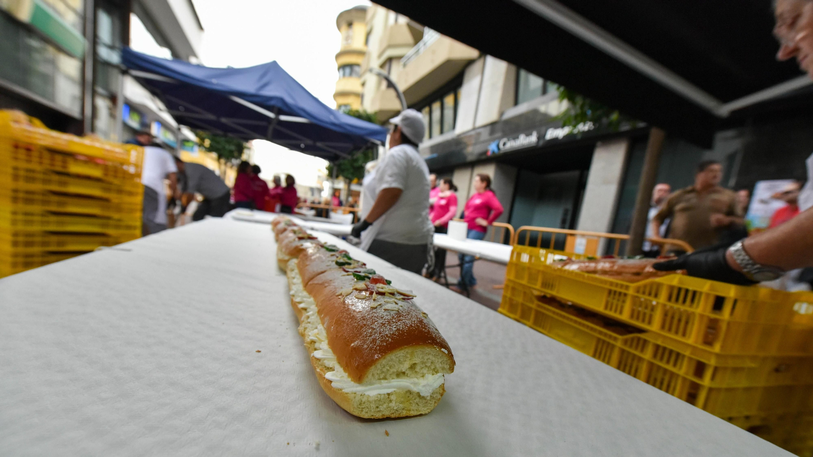 El III roscón de Reyes gigante solidario de Algeciras, en imágenes