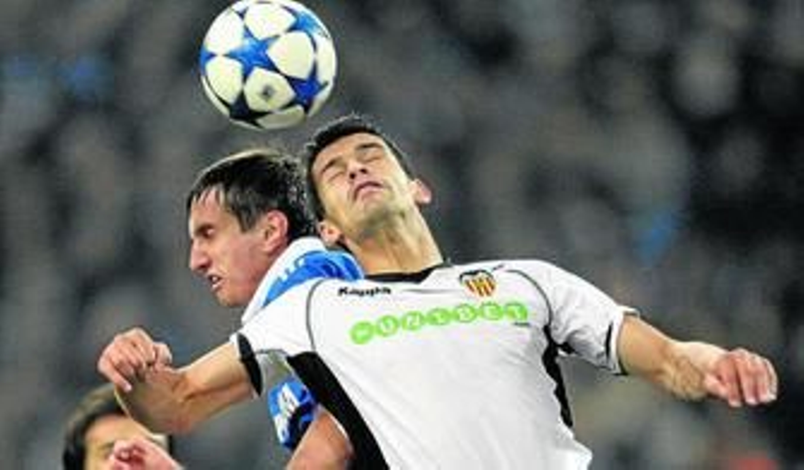 El valencianista Ricardo Costa disputa un balón con Mario Gavranovic.