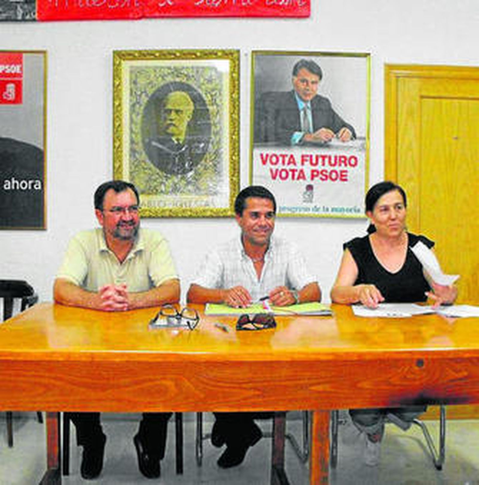 Domingo Crisol junto a Juan Carlos Cortés e Isabel Navarro.