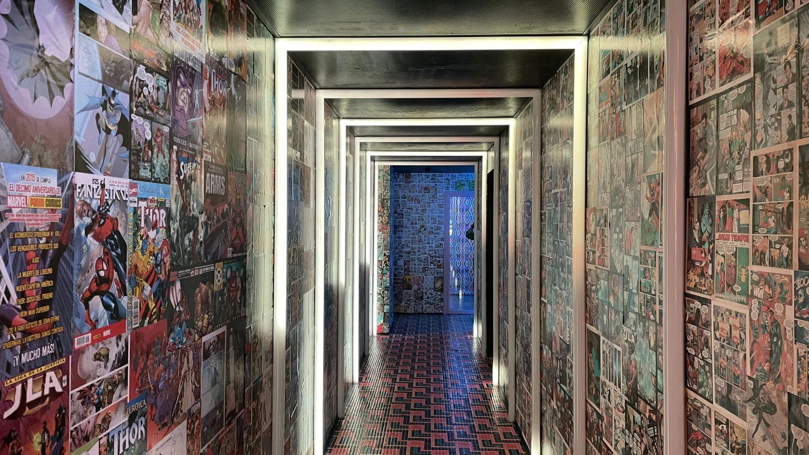 Túnel con las paredes llenas de viñetas de cómics
