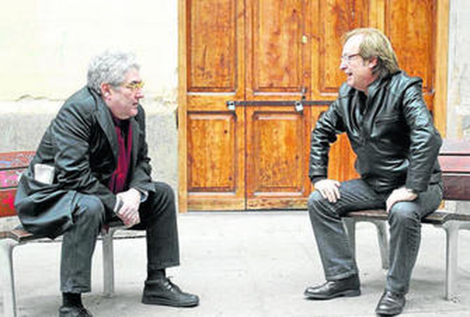 El escritor Quim Monzó posa junto al cineasta Ventura Pons.