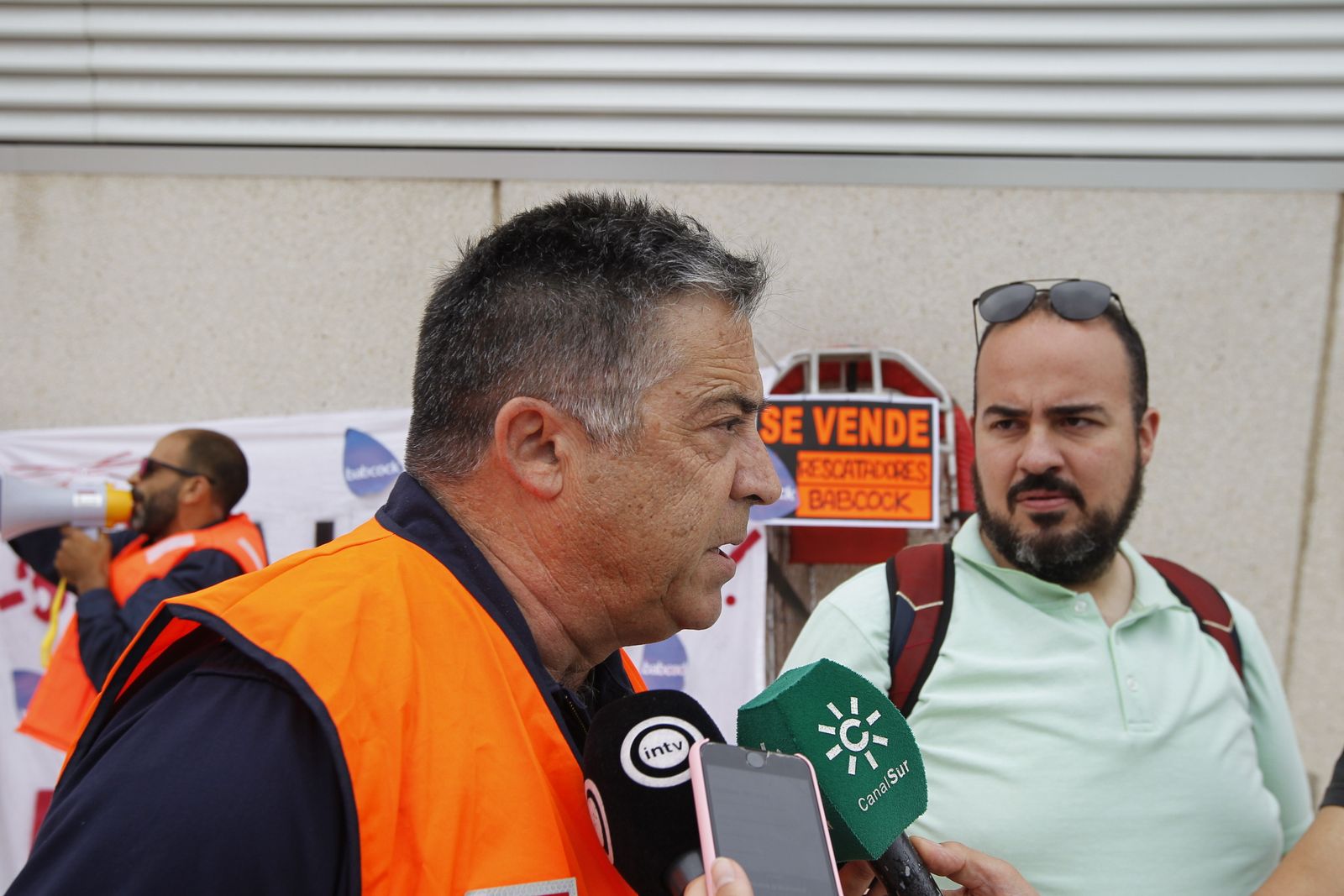 Fotogalería protesta equipo aéreo Salvamento Marítimo en Almería