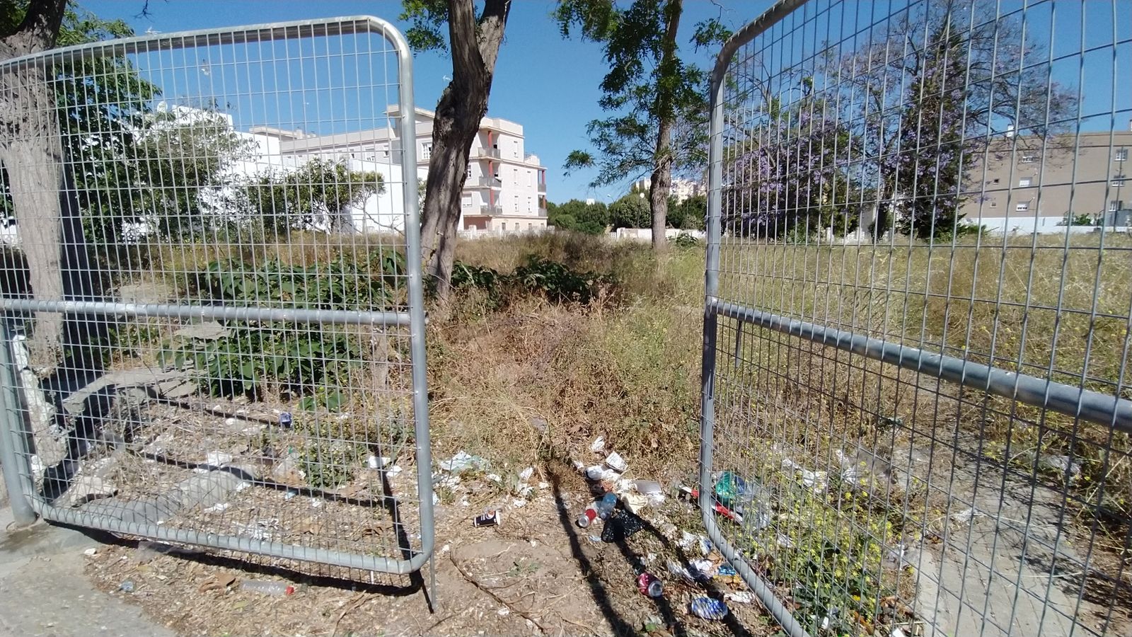 Solar municipal abandonado que se encuentra junto al Patio Cambiazo, en San Fernando, y que es la causa de muchos de los problemas de los que se quejan los vecinos.