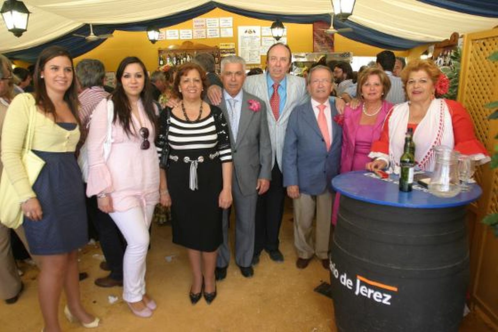 Félix Sollero con su esposa Carmen; María Luisa Montero, de Modas Aurora con su marido Juan Beato, algunos familiares; y Marisa López, comercial del Diario

Foto: Vanesa Lobo