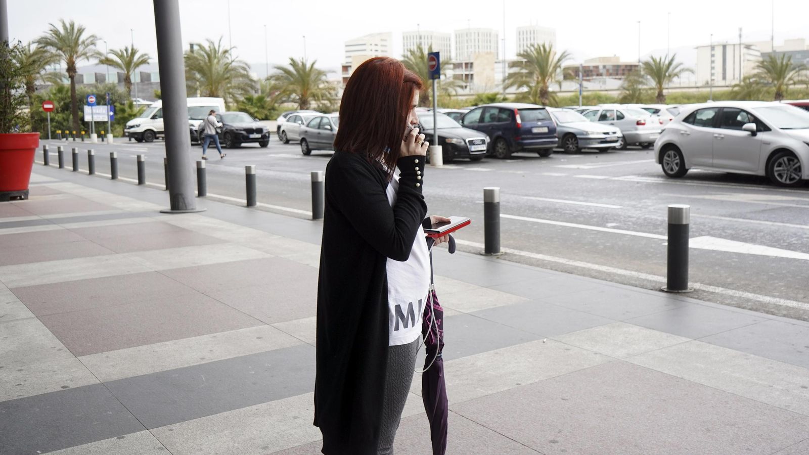 Una mujer habla con el móvil en Granada