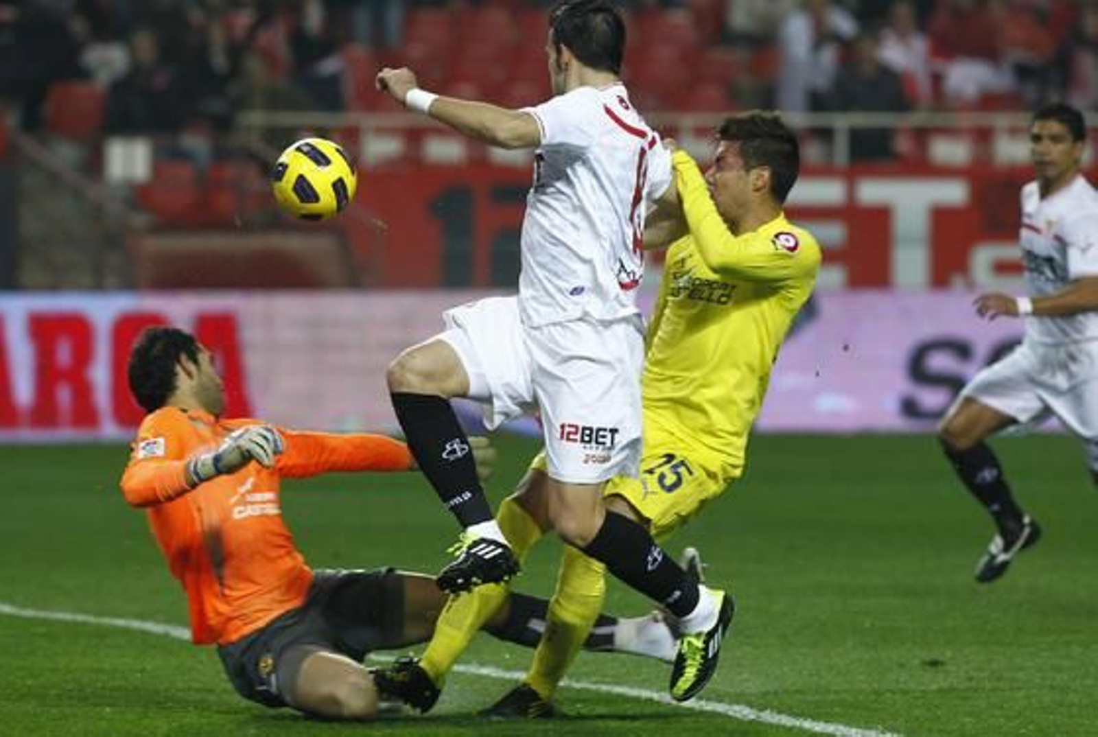El Sevilla celebra la vuelta de Sergio Sánchez a los terrenos de juego con el pase a las semifinales de Copa del Rey ante el Villarreal (3-0). / Antonio Pizarro