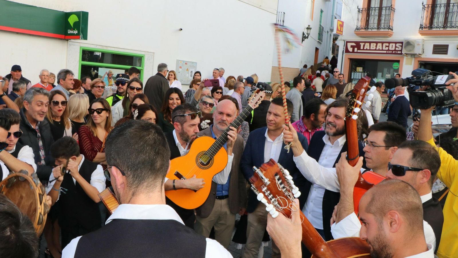 Una panda de verdiales ameniza la fiesta. Una panda de verdiales ameniza la fiesta.