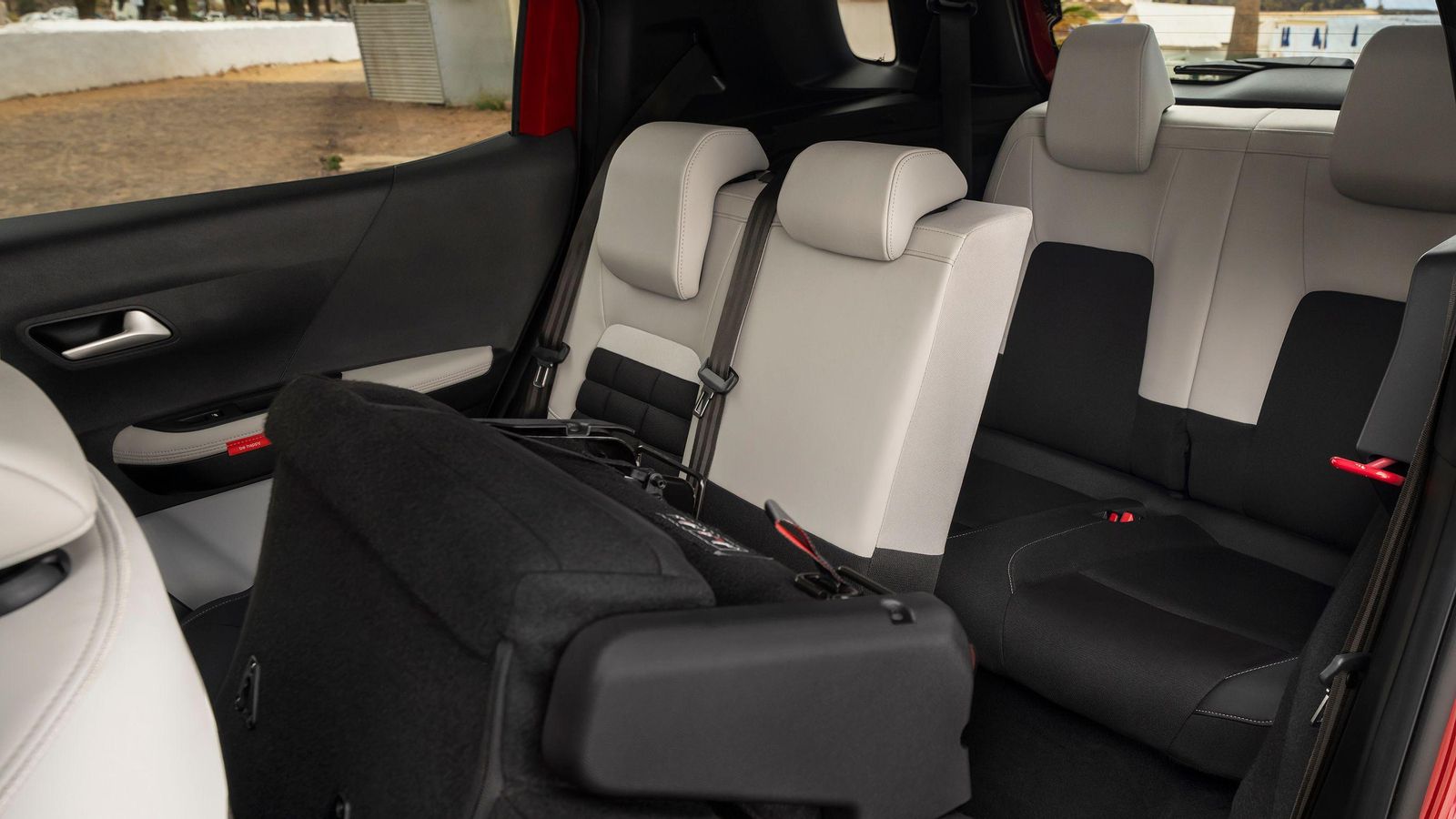 Dependiendo de si la versión es de cinco o de siete plazas varía el emplazamiento de la fila central, de cara a aportar más espacio longitudinal a los ocupantes o repartir el disponible con los de los asientos traseros.