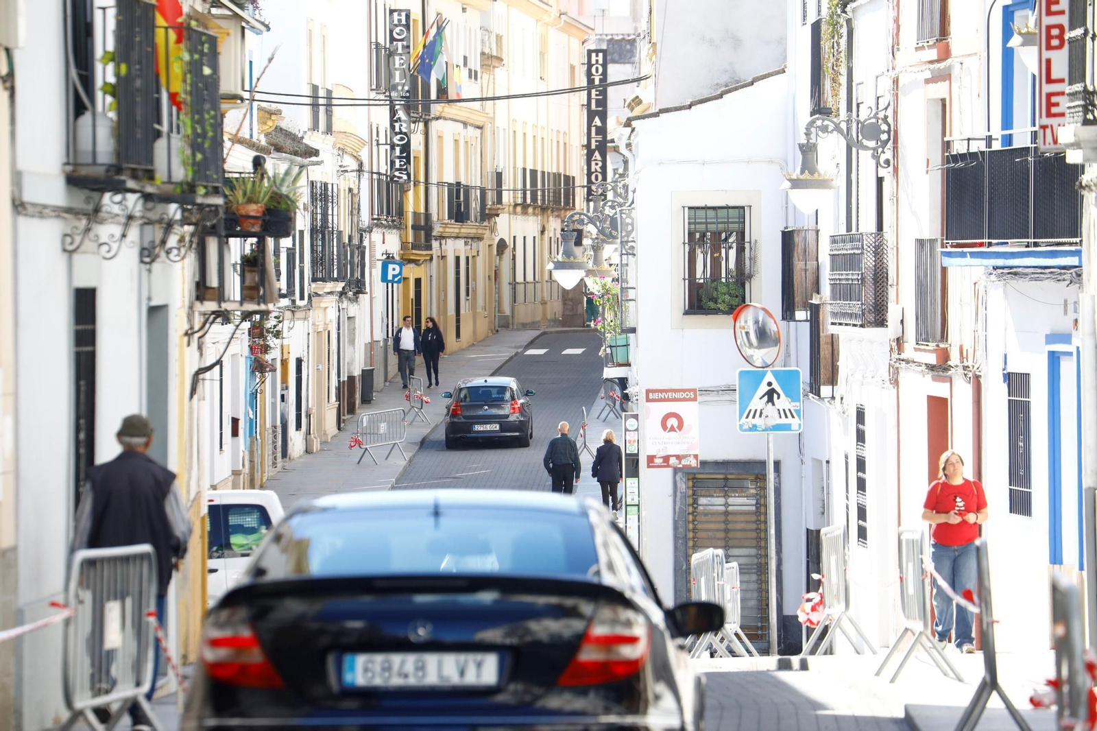 La reapertura al tráfico del primer tramo de la calle Alfaros, en imágenes