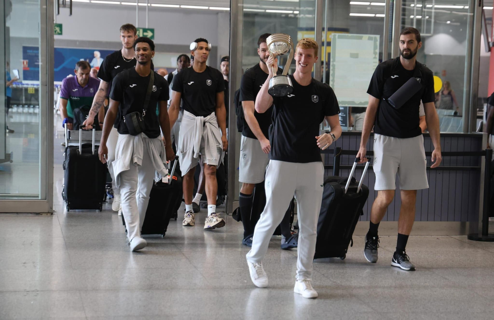 El Unicaja brinda la Intercontinental a un centenar de aficionados en el aeropuerto