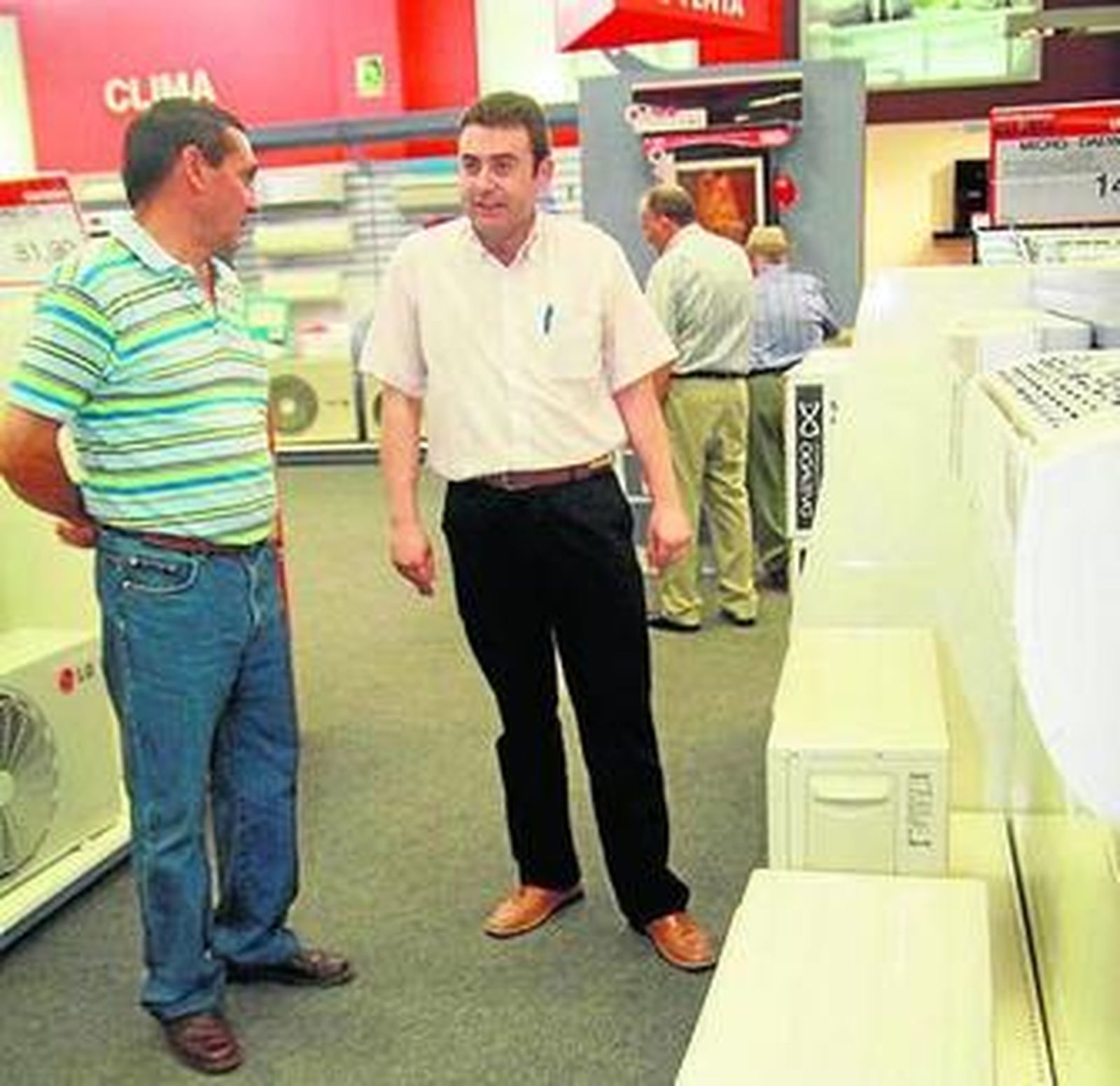 Un trabajador de Urende atiende a un cliente.