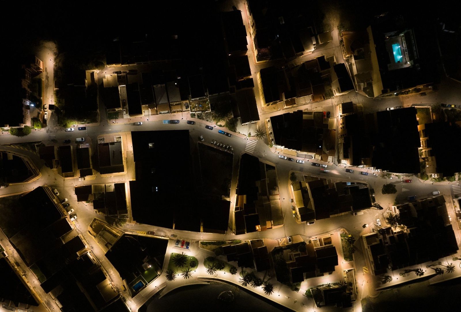 Vista aérea de Cuevas iluminado por la noche.
