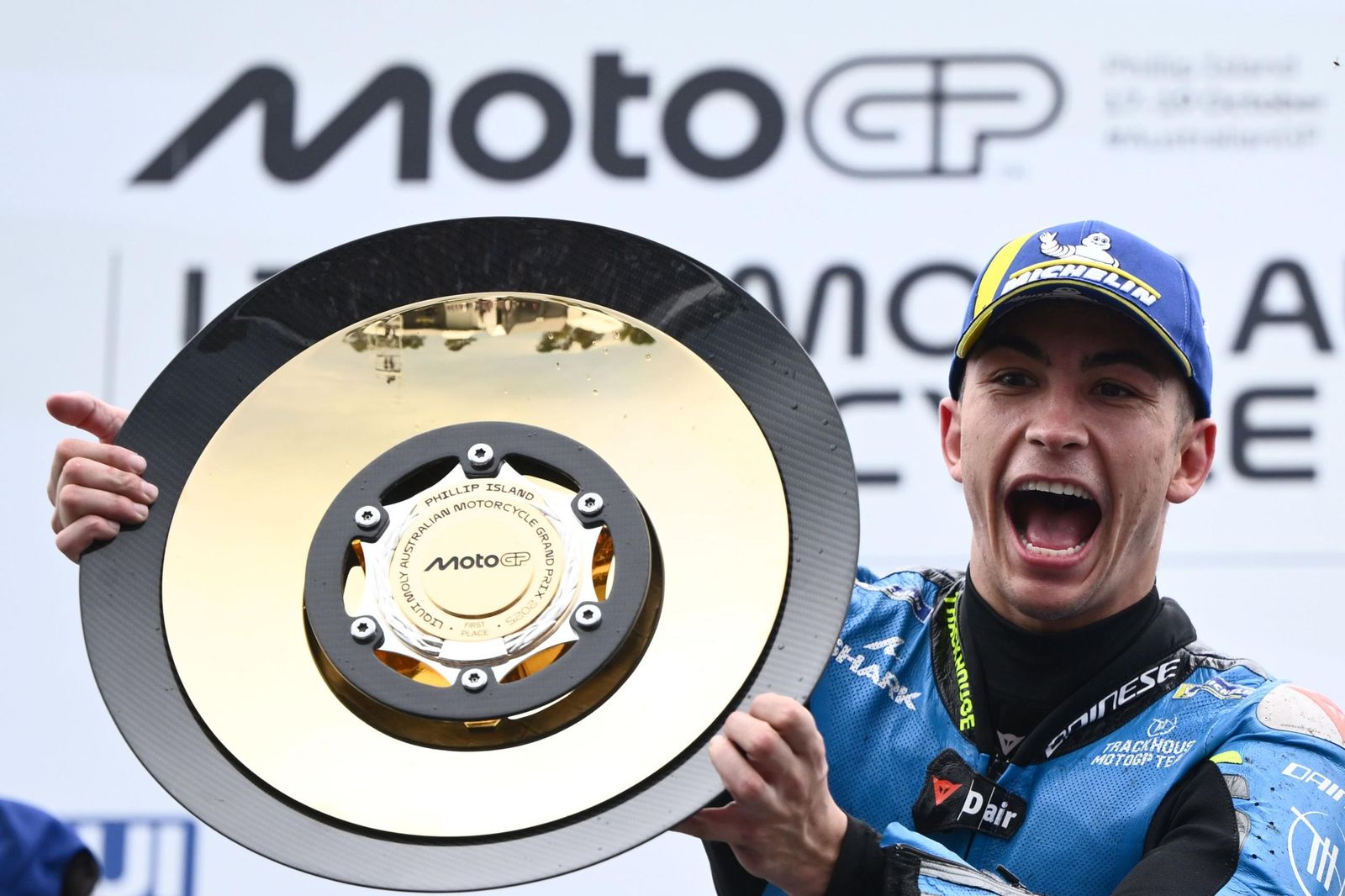 Raúl Fernández, eufórico con su trofeo de ganador del GP de Australia.