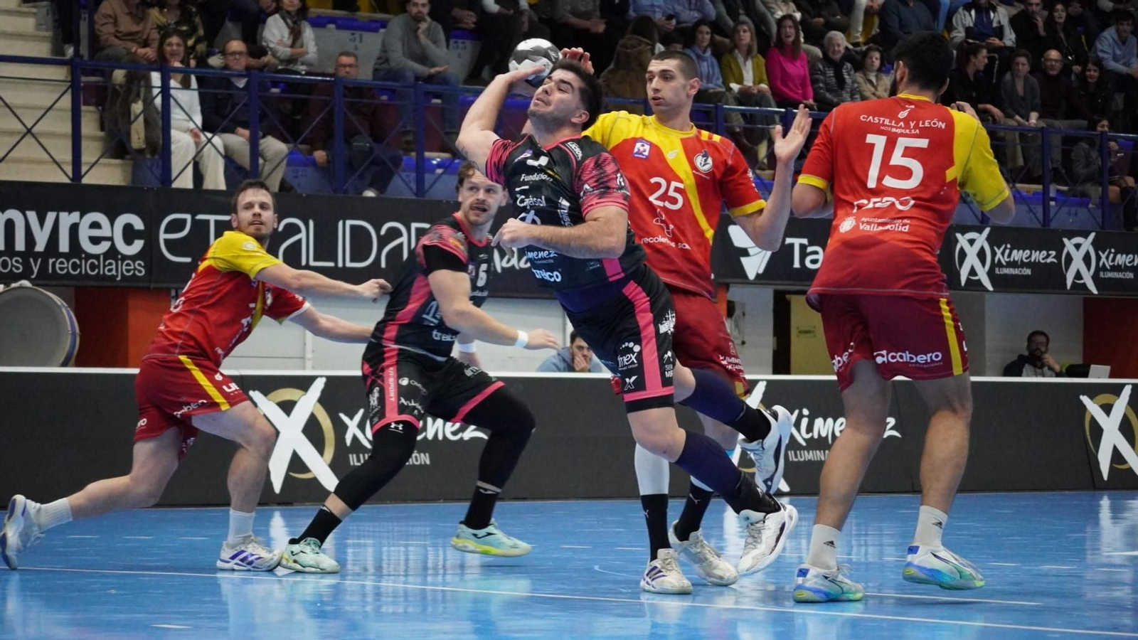 Simonet lanza tras deshacerse de la defensa vallisoletana.