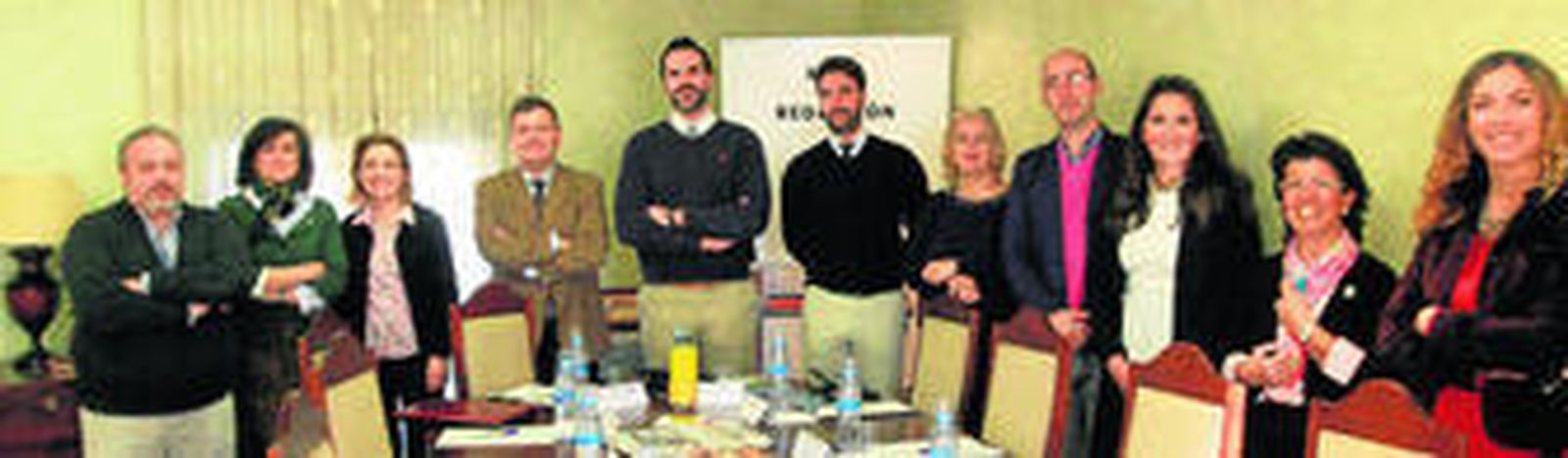 El director de 'El Día', en el centro, con representantes de los colegios.