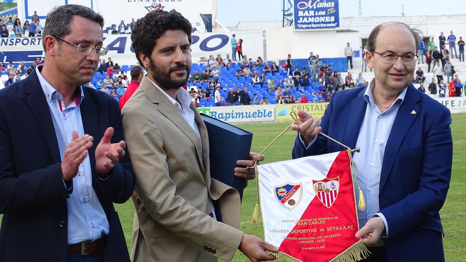 Javier Vallejo y Jesús Medina, junto al presidente del Sevilla FC, Pepe Castro.