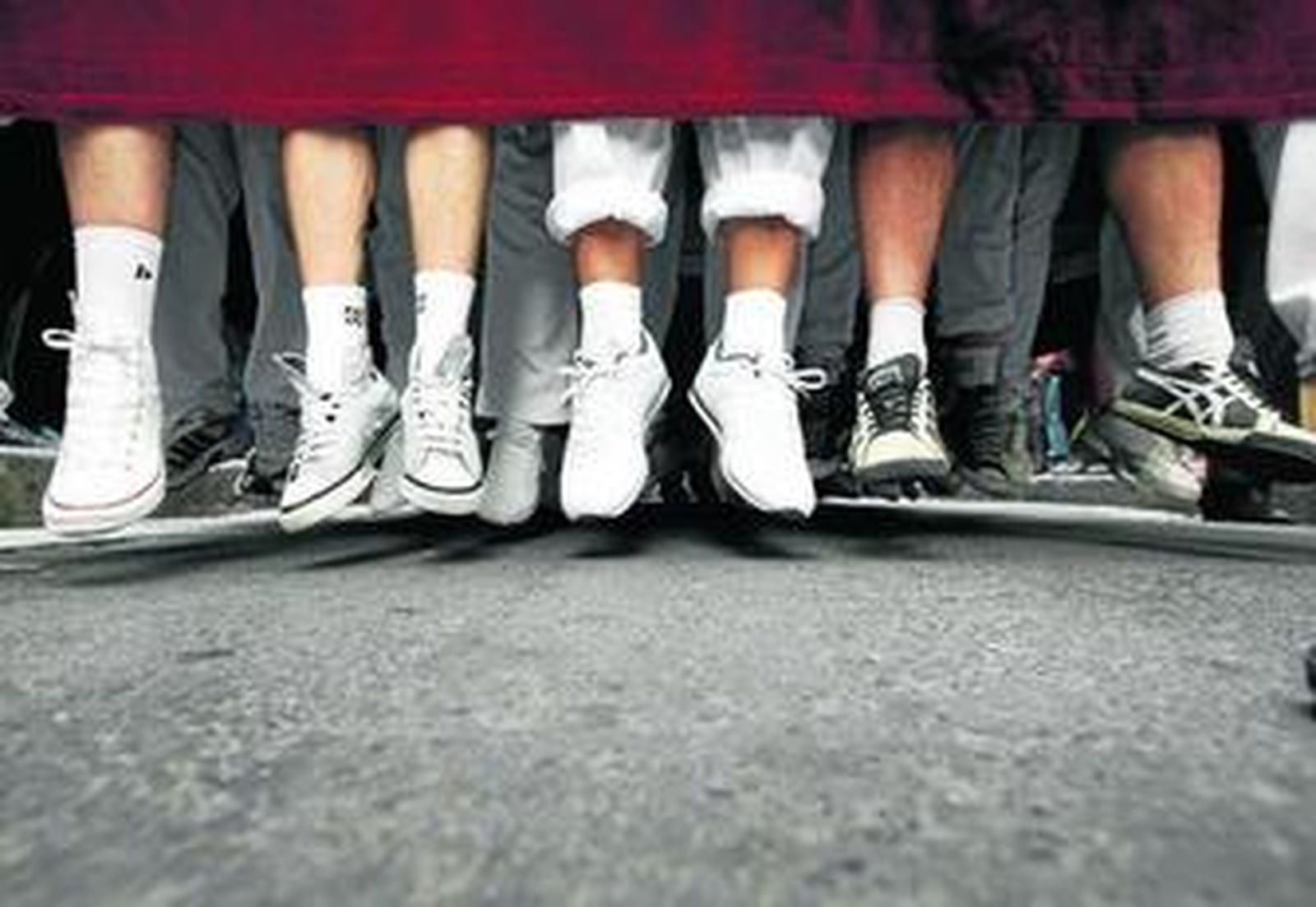 Una cuadrilla de costaleros hace una 'levantá'.