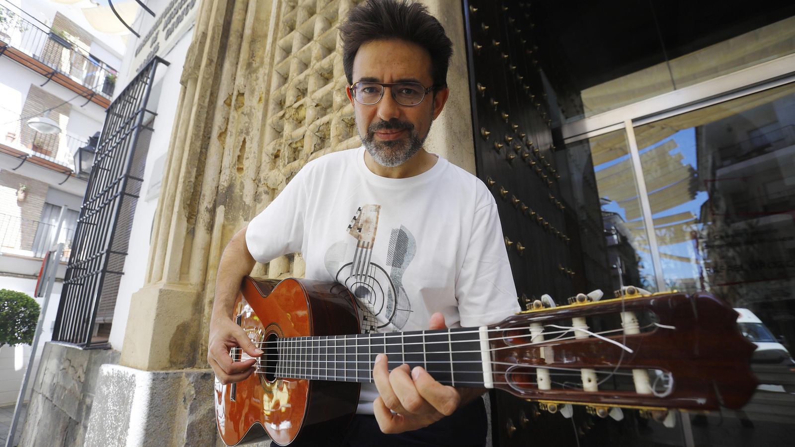 El guitarrista clásico y catedrático del Conservatorio Rafael Orozco Javier Riba.