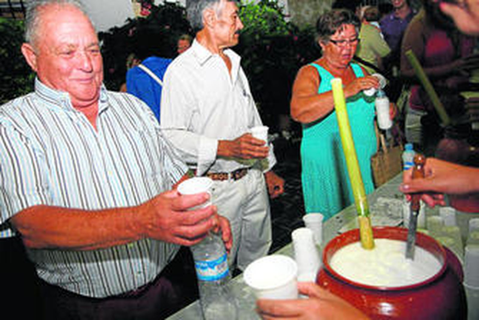 Uno de los puestos en los que se repartió ajoblanco ayer en Almáchar.