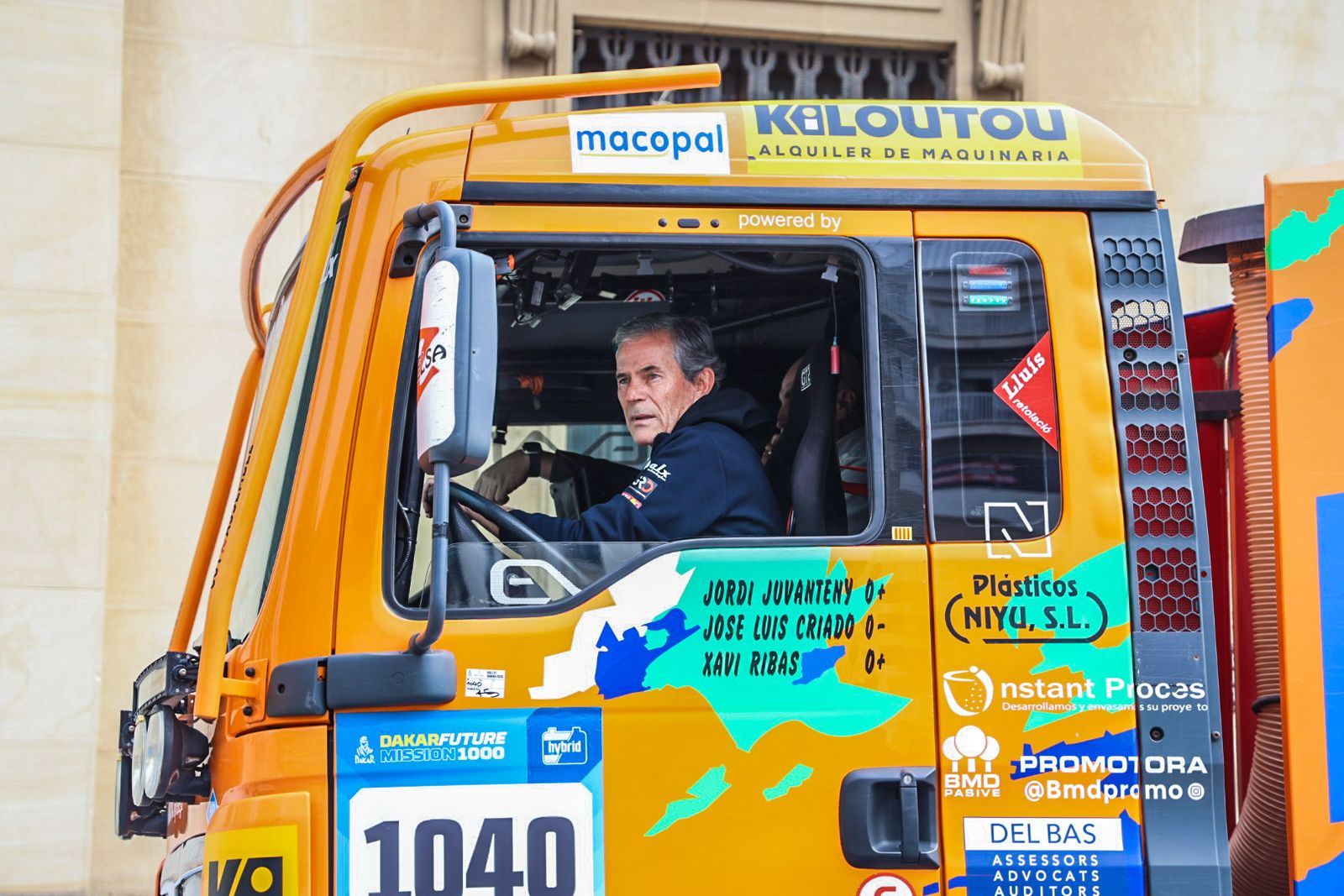 Fotografías de la llegada del vehículo ganador del último Rally Dakar en la categoría Mission 1000, enmarcado en la Jornada 'Huelva presente y futuro en movilidad sostenible y desarrollo territorial'