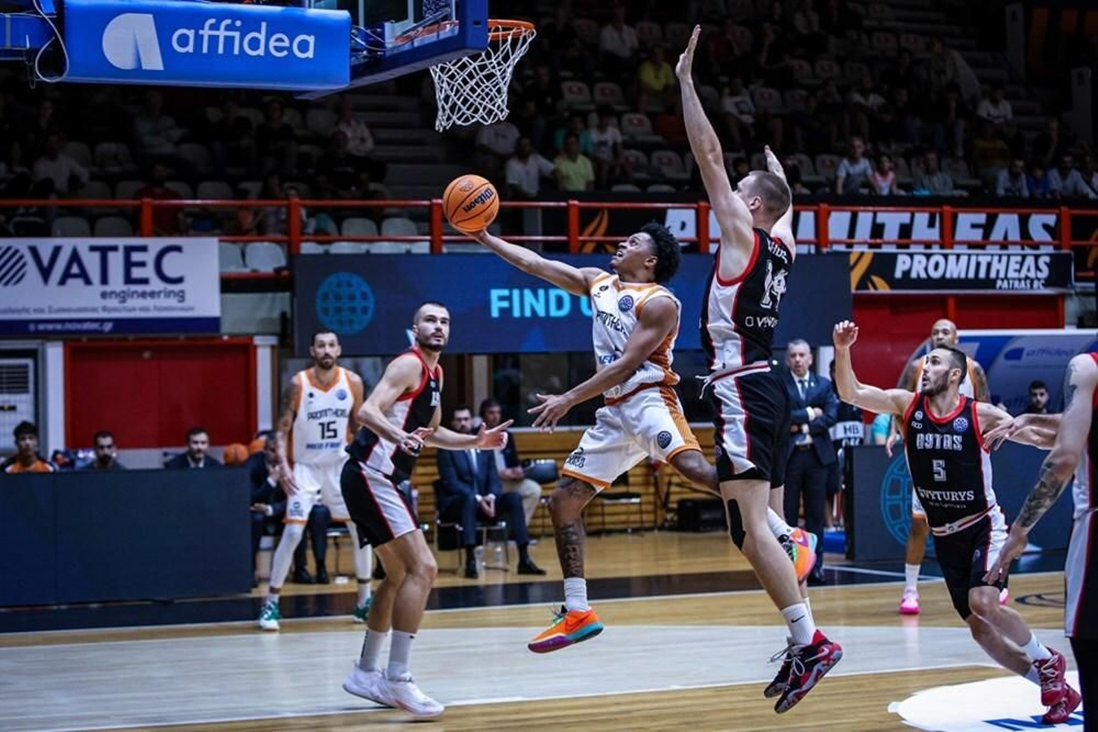 Anthony Cowan entra a canasta.