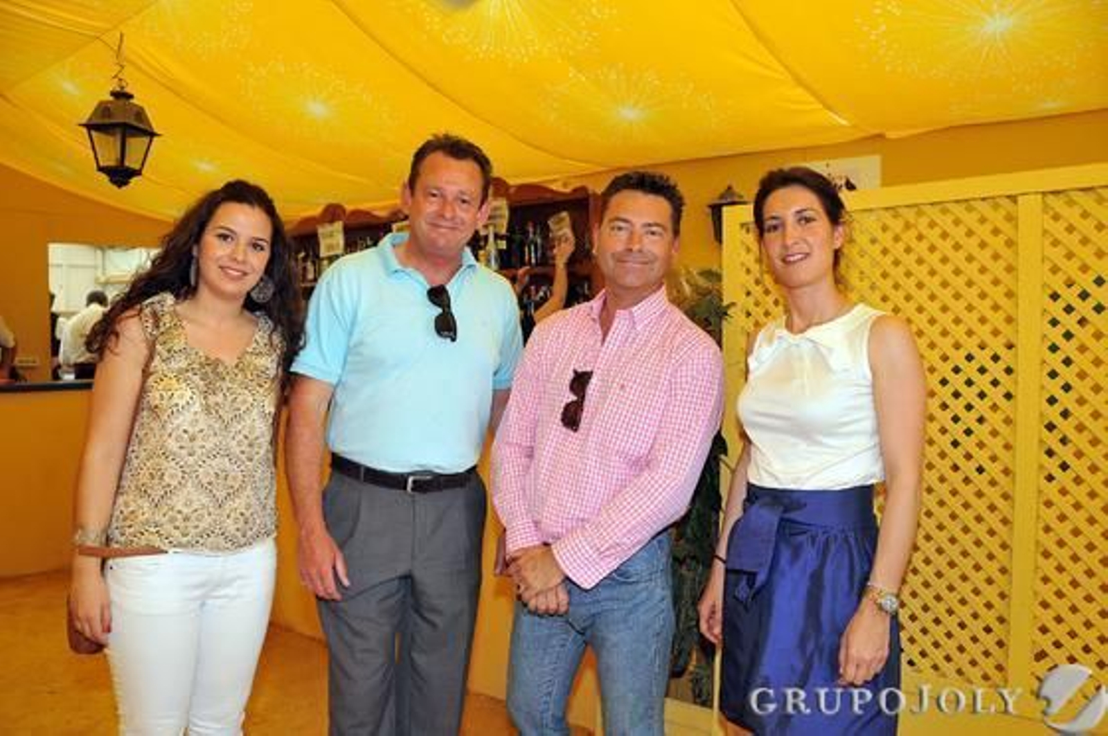 Las comerciales de Diario de Jerez, Marisa López Mesa y Marta Díaz de Celis, junto a Kees Diks y Roger Weijerman, de Don Colchón, en la caseta de Diario de Jerez.

Foto: Manuel Aranda