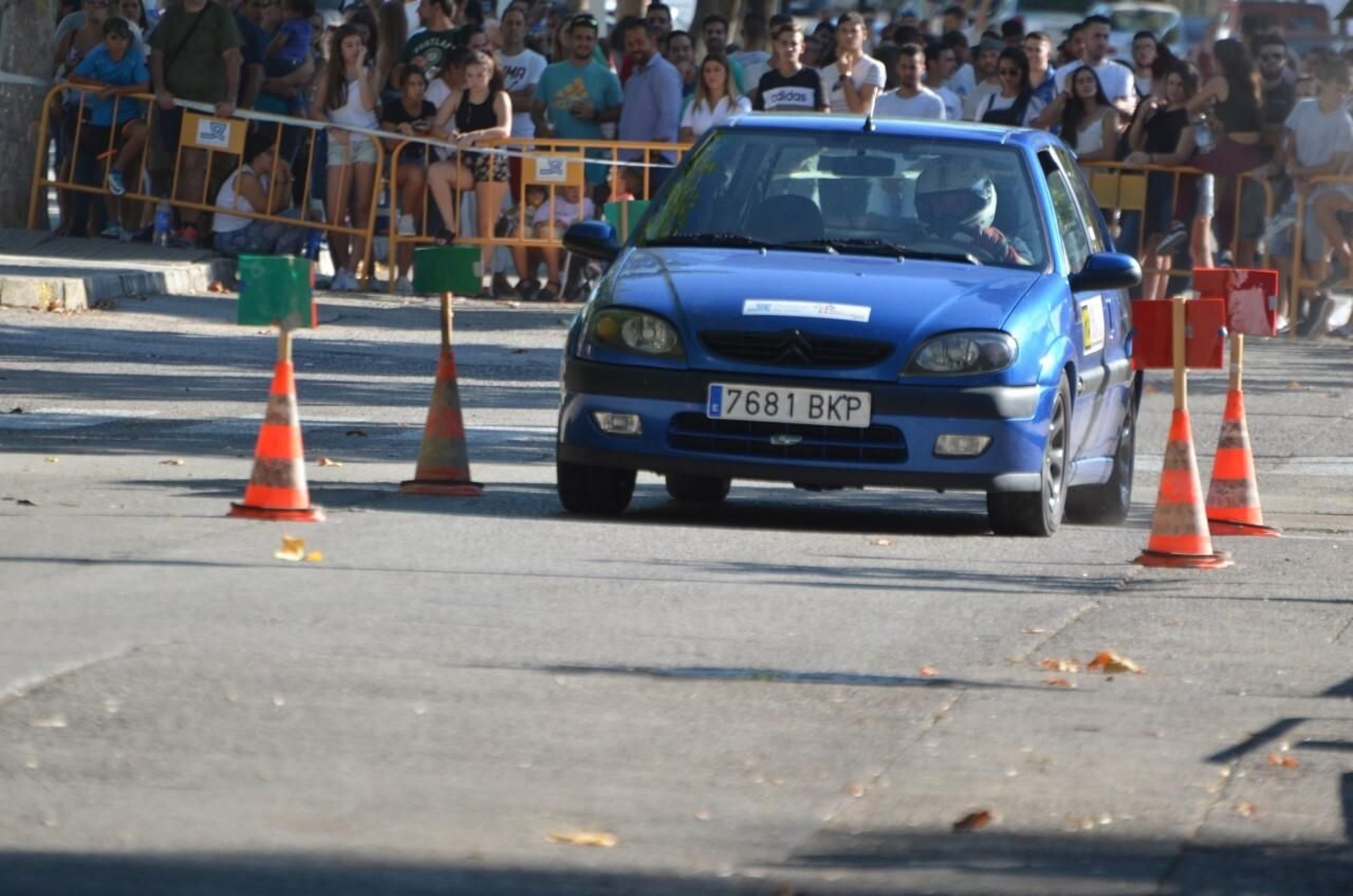 Imagen de archivo de un vehículo sobre el asfalto en plena competición.
