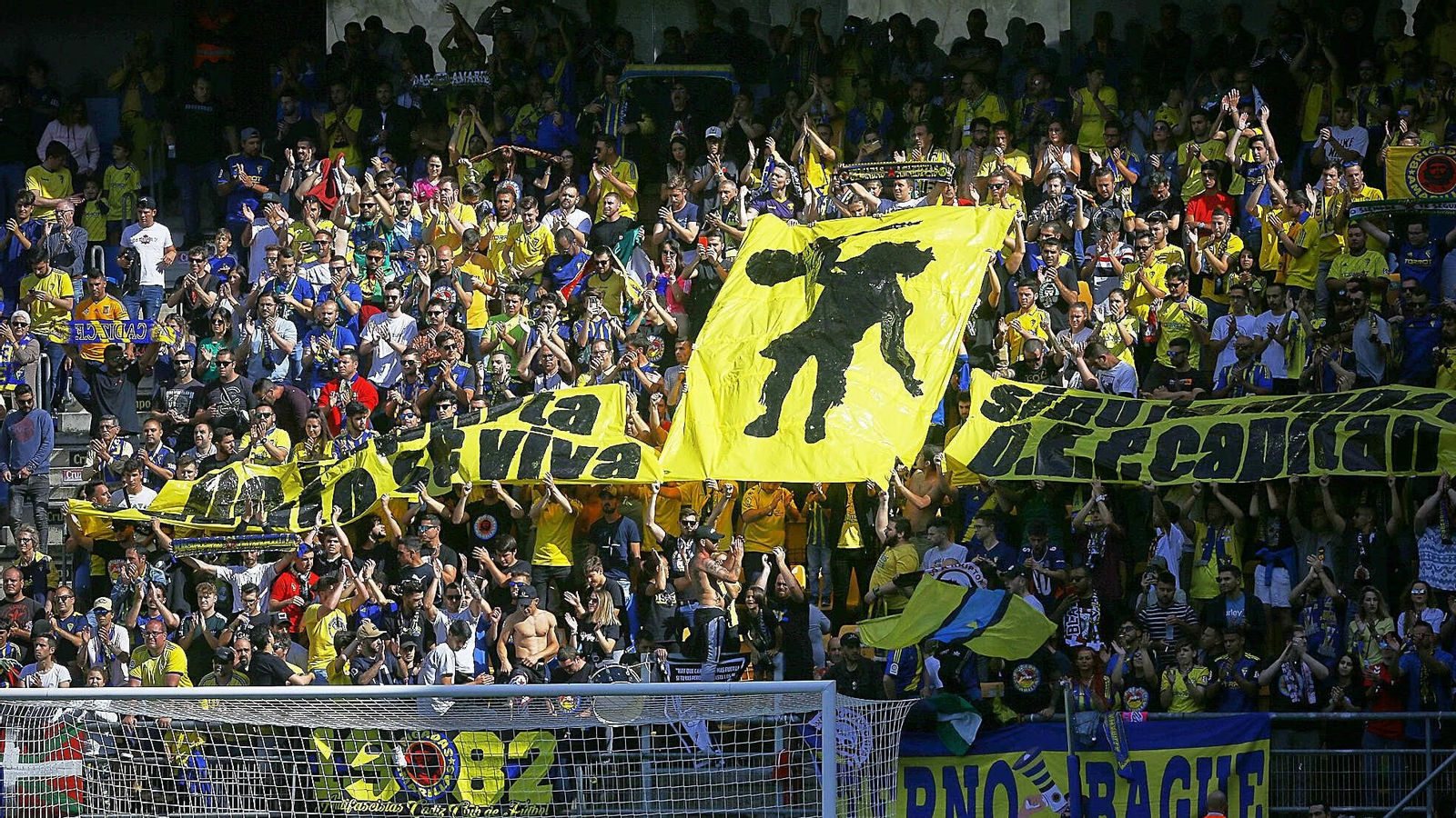 'Tifo' mostrado en Fondo Sur recordando a Juan Carlos Aragón.