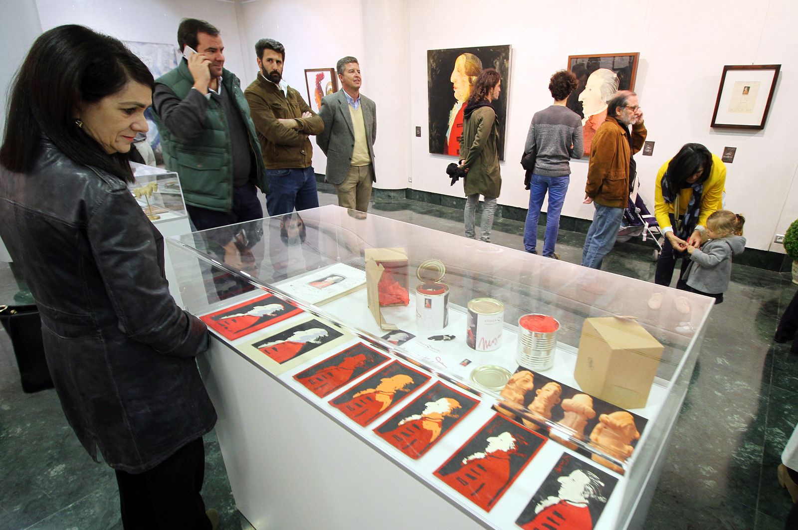 Imágenes de la exposición de Víctor Pulido '(Hilo conductor). 20 años de Clínica Enrile'.