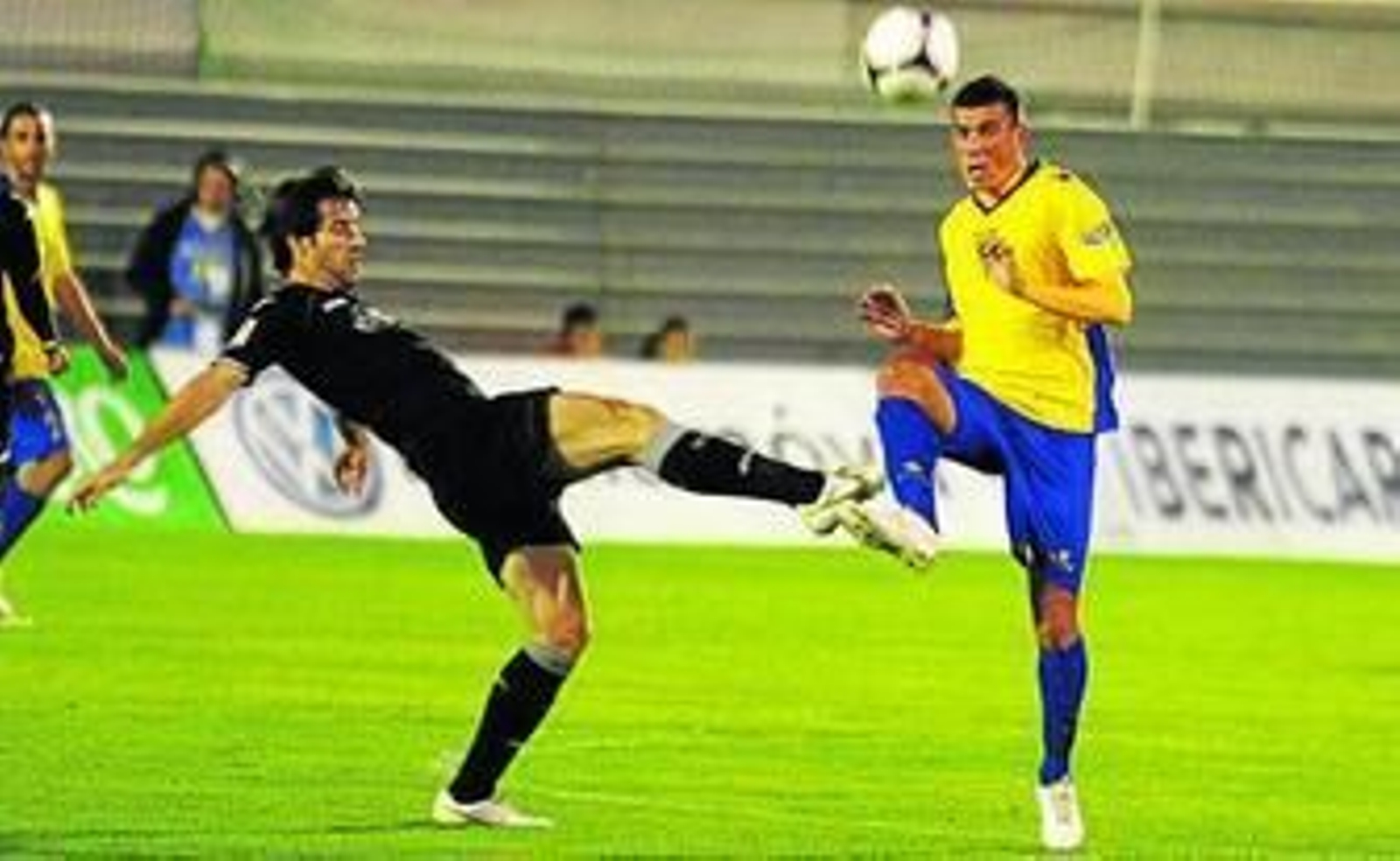 Caballero (d) pugna con Albelda por el balón el pasado martes.