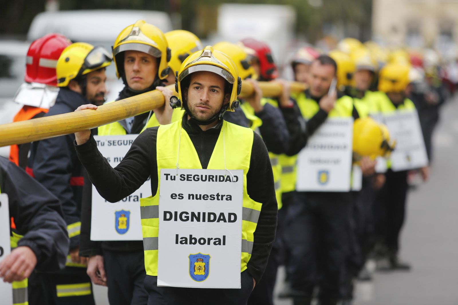 Las imágenes de la 'marcha fúnebre' de los bomberos en Málaga